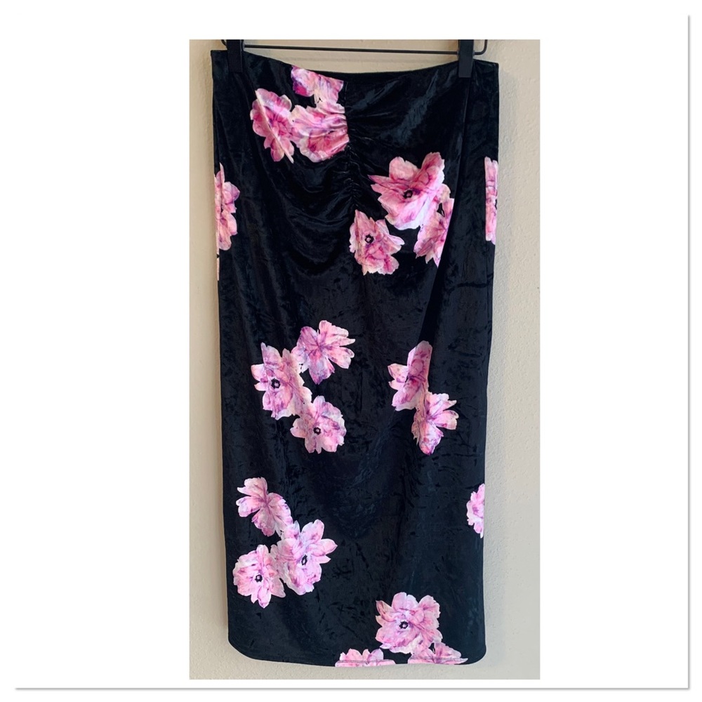 Wayf Emma Rose Ruched Samantha Midi Skirt Velvet Floral Print Black Pink Size M